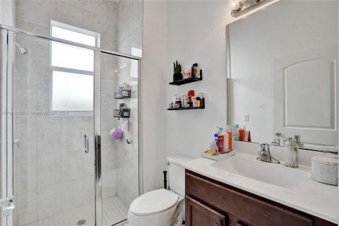 House in Miami, Florida 5 bedrooms, 334.08 sq.m. № 1895963 - photo 14