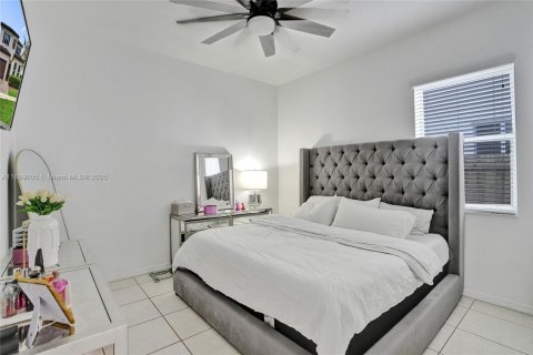 House in Miami, Florida 5 bedrooms, 334.08 sq.m. № 1895963 - photo 16