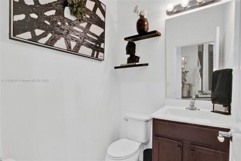 House in Miami, Florida 5 bedrooms, 334.08 sq.m. № 1895963 - photo 10