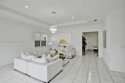 House in Miami, Florida 5 bedrooms, 334.08 sq.m. № 1895963 - photo 18
