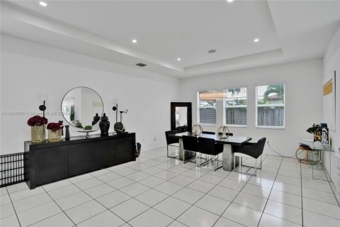 House in Miami, Florida 5 bedrooms, 334.08 sq.m. № 1895963 - photo 22