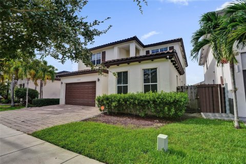 House in Miami, Florida 5 bedrooms, 334.08 sq.m. № 1895963 - photo 6