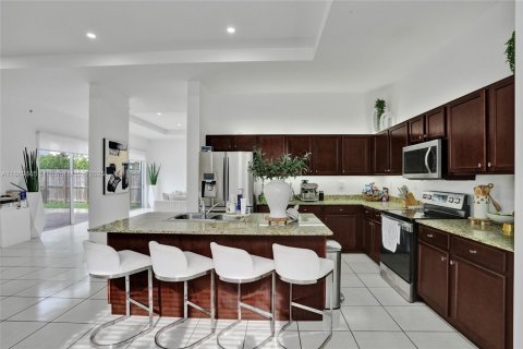 House in Miami, Florida 5 bedrooms, 334.08 sq.m. № 1895963 - photo 27