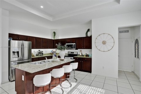House in Miami, Florida 5 bedrooms, 334.08 sq.m. № 1895963 - photo 29