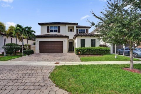 House in Miami, Florida 5 bedrooms, 334.08 sq.m. № 1895963 - photo 1