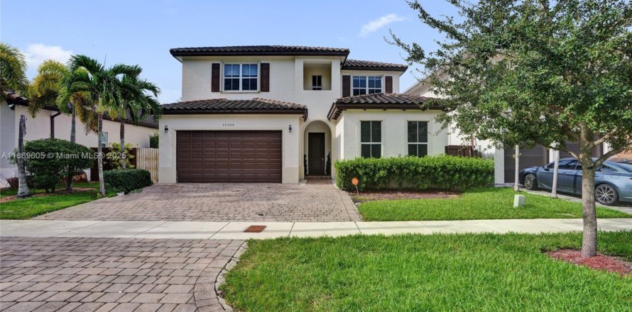 House in Miami, Florida 5 bedrooms, 334.08 sq.m. № 1895963