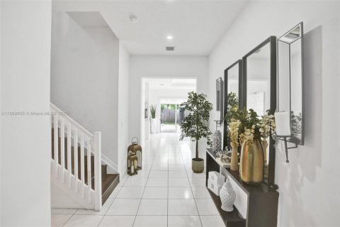 House in Miami, Florida 5 bedrooms, 334.08 sq.m. № 1895963 - photo 8