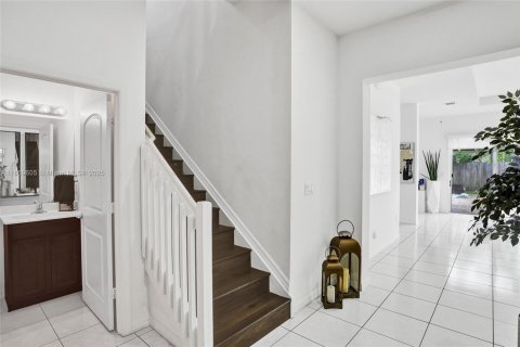 House in Miami, Florida 5 bedrooms, 334.08 sq.m. № 1895963 - photo 9