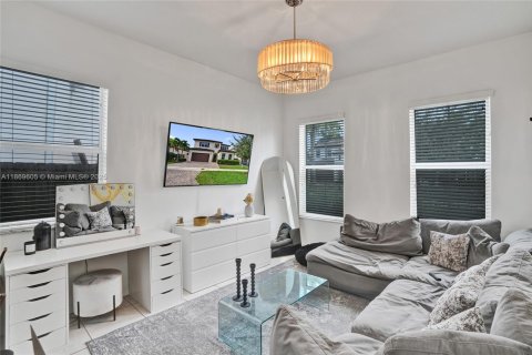House in Miami, Florida 5 bedrooms, 334.08 sq.m. № 1895963 - photo 13