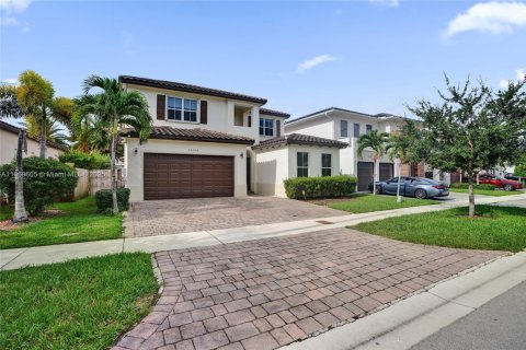 House in Miami, Florida 5 bedrooms, 334.08 sq.m. № 1895963 - photo 3