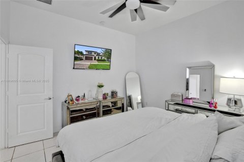 House in Miami, Florida 5 bedrooms, 334.08 sq.m. № 1895963 - photo 17