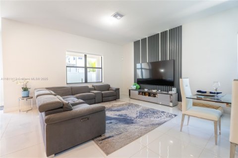 House in Miramar, Florida 5 bedrooms, 337.51 sq.m. № 1867179 - photo 10