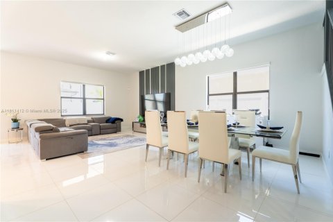 House in Miramar, Florida 5 bedrooms, 337.51 sq.m. № 1867179 - photo 11