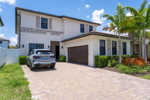 House in Miramar, Florida 5 bedrooms, 337.51 sq.m. № 1867179 - photo 1
