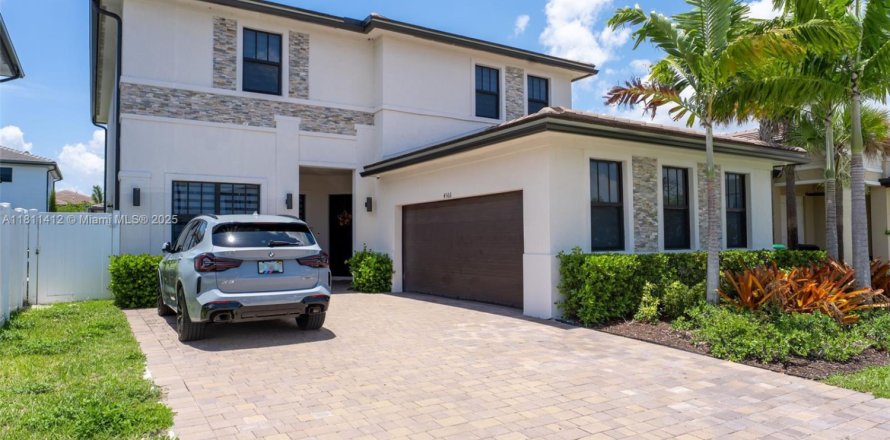 House in Miramar, Florida 5 bedrooms, 337.51 sq.m. № 1867179