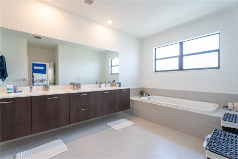 House in Miramar, Florida 5 bedrooms, 337.51 sq.m. № 1867179 - photo 24