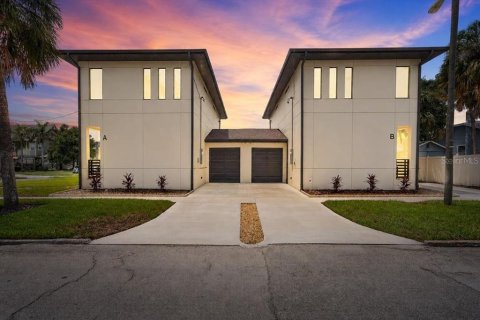 Townhouse in Tampa, Florida 3 bedrooms, 181.35 sq.m. № 2349532