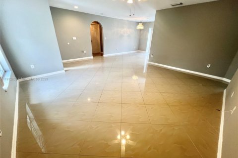 House in Fort Myers, Florida 3 bedrooms, 122.07 sq.m. № 1969382 - photo 6