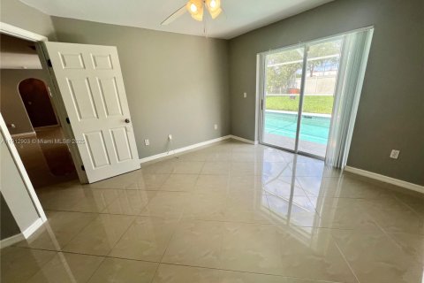 House in Fort Myers, Florida 3 bedrooms, 122.07 sq.m. № 1969382 - photo 24