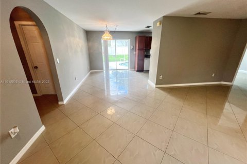 House in Fort Myers, Florida 3 bedrooms, 122.07 sq.m. № 1969382 - photo 3