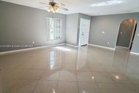 House in Fort Myers, Florida 3 bedrooms, 122.07 sq.m. № 1969382 - photo 11