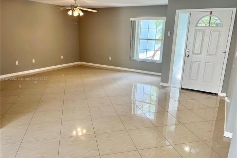 House in Fort Myers, Florida 3 bedrooms, 122.07 sq.m. № 1969382 - photo 2