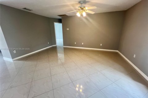 House in Fort Myers, Florida 3 bedrooms, 122.07 sq.m. № 1969382 - photo 4