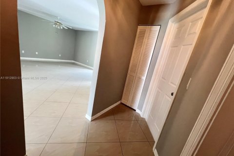 House in Fort Myers, Florida 3 bedrooms, 122.07 sq.m. № 1969382 - photo 12