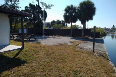 Commercial property in Hudson, Florida 115.11 sq.m. № 2118455 - photo 12