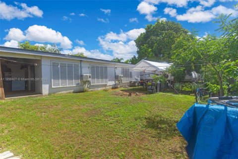 House in Homestead, Florida 4 bedrooms, 157.38 sq.m. № 1887865 - photo 12