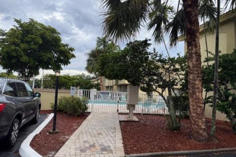 Снять в аренду кондоминиум в Корал-Спрингс, Флорида 2 спальни, 125.42м2, № 2008823 - фото 28