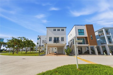 House in Key Largo, Florida 3 bedrooms, 167.6 sq.m. № 2411980 - photo 2