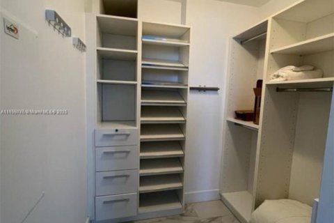 Condo in Sunny Isles Beach, Florida, 2 bedrooms  № 1962927 - photo 19