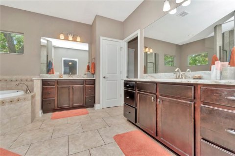 House in Tampa, Florida 4 bedrooms, 290.32 sq.m. № 1630377 - photo 26