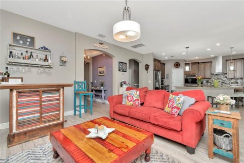 House in Tampa, Florida 4 bedrooms, 290.32 sq.m. № 1630377 - photo 8
