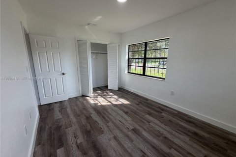 Villa ou maison à louer à Miami, Floride: 3 chambres, 165.27 m2 № 2397397 - photo 12
