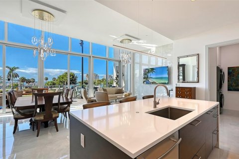 Condo in Sarasota, Florida, 2 bedrooms  № 2428924 - photo 9