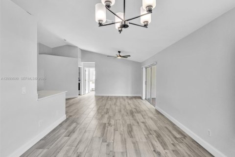 Villa ou maison à louer à Cape Coral, Floride: 3 chambres № 2065064 - photo 15