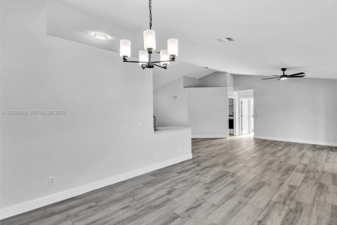 Villa ou maison à louer à Cape Coral, Floride: 3 chambres № 2065064 - photo 13