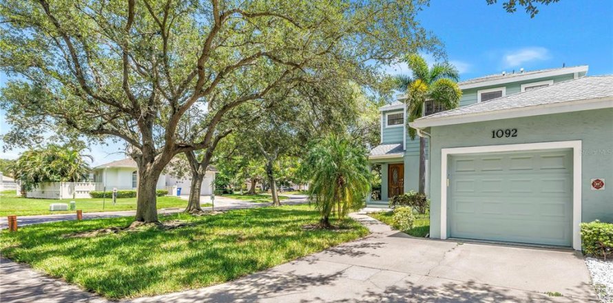 Adosado en Saint Petersburg, Florida 3 dormitorios, 166.85 m2 № 2222492