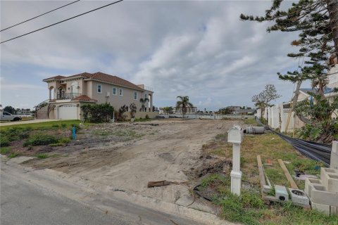 Terreno en venta en Treasure Island, Florida № 1680158 - foto 2