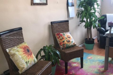 Commercial property in Miami, Florida № 1961509 - photo 4