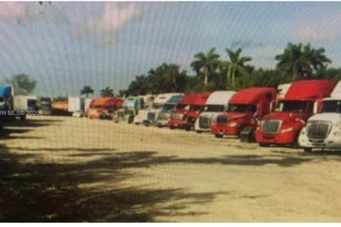 Commercial property in Miami, Florida № 1961509 - photo 1