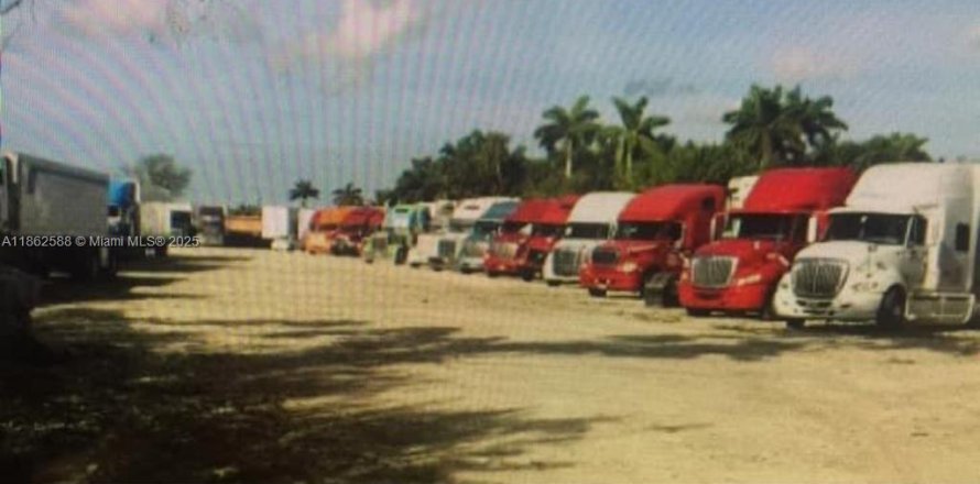 Commercial property in Miami, Florida № 1961509