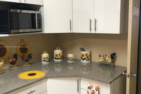 Commercial property in Miami, Florida № 1961509 - photo 6