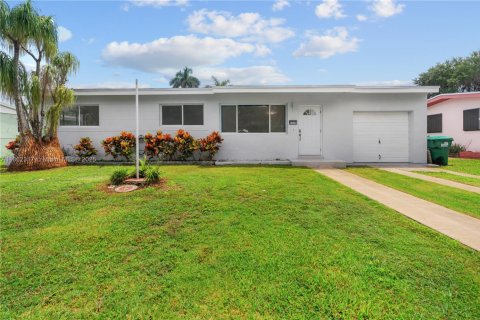 House in Homestead, Florida 3 bedrooms, 110.09 sq.m. № 1891658 - photo 1