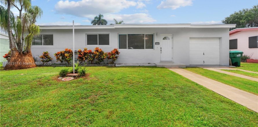 House in Homestead, Florida 3 bedrooms, 110.09 sq.m. № 1891658