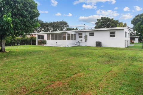 House in Homestead, Florida 3 bedrooms, 110.09 sq.m. № 1891658 - photo 11