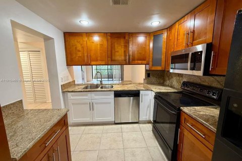 Condo in Plantation, Florida, 2 bedrooms  № 1974921 - photo 3