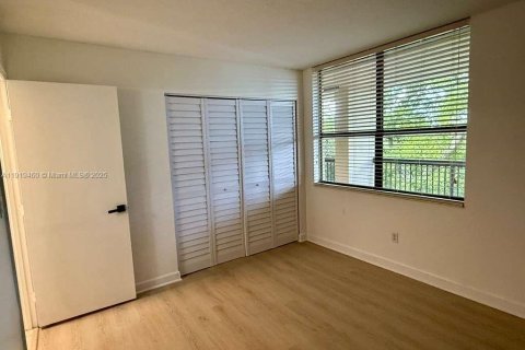 Condo in Plantation, Florida, 2 bedrooms  № 1974921 - photo 16